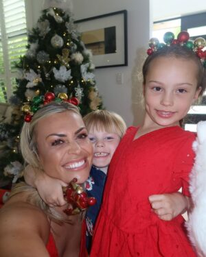 Laura McGoldrick Instagram - Merry Christmas from us to you!! @lauramcgoldrick13 ❤️🩷💙 #Xmas2024