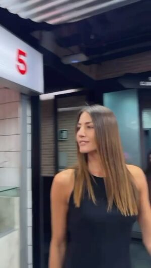 Laura Moure Instagram - Hola !! Te gusta tener la piel bien iluminada ?? Ahora que tengo la piel sana y mis brotes de dermatitis han desaparecido , mi querido equipo de @leboostclinicas me ha demostrado que con 7 pasos rápidos mi piel puede recuperar su luminosidad al instante ! Y desde luego que así ha sido !!! Te comparto mi experiencia . Y un poco de mi paseo por el mercado de san Antón !! Si aún no lo conoces merece muchísimo la pena !! Recuerda que  @leboostclinicas se encuentra en la calle san marcos 34. Te asesorarán con mucho cariño !!!