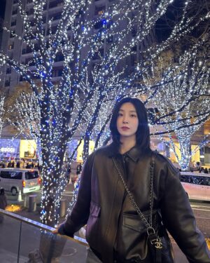 Lee Seo-bin Instagram - 크리스마스 이브다 !!! 
이브랑 클스는 해리포터 정주행 🚂🎄