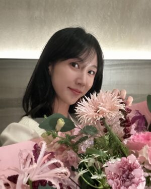 Lee Soo-kyung Instagram - .
🌸오랜만의 등장에 꽃까지??!!!....🌸
 행복한 저녁식사 🥹🥹.. 감동이닷!!!
.
.
#강민철레스토랑#❤️