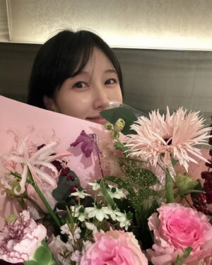 Lee Soo-kyung Instagram - .
🌸오랜만의 등장에 꽃까지??!!!....🌸
 행복한 저녁식사 🥹🥹.. 감동이닷!!!
.
.
#강민철레스토랑#❤️