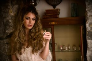 Lindsay Hartley Instagram - Counting down the days with a little magic in the air ✨🧙🧪 

#halloween🎃 #witchyvibes #spookyseason