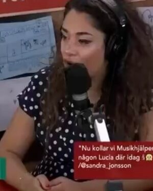 Linnea Henriksson Instagram - Äntligen är vårt lands vackraste vecka igång och det står en bur på Kärlekens torg redo att sprida hopp, kunskap och kraft till oss alla. Jag älskar verkligen @musikhjalpen, vad det gör med oss och vad vi gör av det tillsammans. Vi ses imorgon onsdag, 17.00 på Kärlekens torg i Sundsvall! ♥️