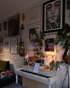 Linnea Henriksson Instagram - Hörde min egen ”våga skit i allt och ba fira jul hemma”-anthem på bilradion igår efter nästan 50 mil under väskor och kassar. Ironin. Men med tiden blir ju allt en mysig tradition, på nåt sätt. Hur firar ni? 📸: @emma.leonora