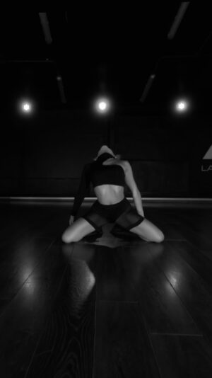 Lola Antolinos Instagram - How deep is your love ? 

Merci ma @leoniemauger de partager une si belle énergie 🖤

Choreo @leoniemauger 
Video @bruno_bovy 
Studio @lax_studio