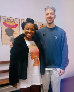 Lura Instagram - A melhor parte desta homenagem à Sara Tavares foi a de sentir o poder que ela e as suas canções têm de nos unir a tantos e tão diferentes artistas e seres humanos. ❤️

Entrega, comunhão e celebração: palavras que, no fundo, vão definir para sempre a Sara. ✨