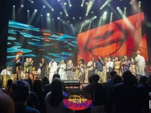 Lura Instagram - A Luz da Sara Tavares uniu-nos a todos numa emocionante homenagem que ficará para sempre na nossa memória! Foi para mim um privilégio fazer parte deste grupo de cantores, músicos, técnicos, colaboradores e amigos que tornaram este espetáculo uma Bunita tertúlia em casa da Mana Sara, que se estendeu até ao público que vibrou intensamente a cada momento.

Obrigada Ani Fonseca pelo imenso Amor e elevadíssimo cuidado em cada pormenor ❤️

A Luz da Sara vai permanecer acesa nos nossos corações. 💫

📷 @artepertinace