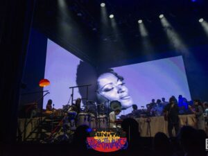 Lura Instagram - A Luz da Sara Tavares uniu-nos a todos numa emocionante homenagem que ficará para sempre na nossa memória! Foi para mim um privilégio fazer parte deste grupo de cantores, músicos, técnicos, colaboradores e amigos que tornaram este espetáculo uma Bunita tertúlia em casa da Mana Sara, que se estendeu até ao público que vibrou intensamente a cada momento.

Obrigada Ani Fonseca pelo imenso Amor e elevadíssimo cuidado em cada pormenor ❤️

A Luz da Sara vai permanecer acesa nos nossos corações. 💫

📷 @artepertinace