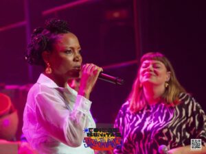 Lura Instagram - A Luz da Sara Tavares uniu-nos a todos numa emocionante homenagem que ficará para sempre na nossa memória! Foi para mim um privilégio fazer parte deste grupo de cantores, músicos, técnicos, colaboradores e amigos que tornaram este espetáculo uma Bunita tertúlia em casa da Mana Sara, que se estendeu até ao público que vibrou intensamente a cada momento.

Obrigada Ani Fonseca pelo imenso Amor e elevadíssimo cuidado em cada pormenor ❤️

A Luz da Sara vai permanecer acesa nos nossos corações. 💫

📷 @artepertinace