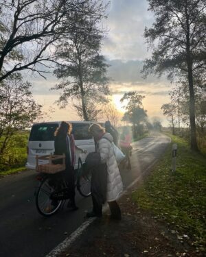 Lydia Maria Makrides Instagram - random bts impressions from shooting the film “Ostfriesennacht” & celebrating it with the wonderful team at its premiere !!

for my German speakers - der Film läuft heute um 20:15 im ZDF & ist jetzt schon in der @zdfmediathek zu sehen 

viel Spaß damit :) 

yours,
who the fuck is 🩷