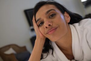 Madeleine Madden Instagram - Oi Brazil! 🇧🇷 
Day 1 of @ccxpoficial festivities

I’m beyond thrilled to be in beautiful Brazil and to meet you all tomorrow at Comic-Con!
We’ve got some exciting Season 3 news to share…

Glam: @jaquevibeauty @vankemibeauty 

#thewheeloftime #comiccon
