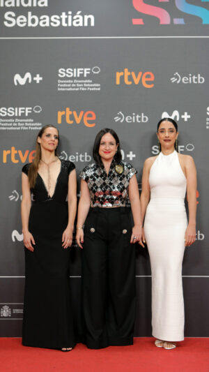 Maite Alberdi Instagram - #72SSIFF #AlfombraRoja 'El lugar de la otra' 📸 @maitealberdi competirá por primera vez por la #ConchaDeOro con 'El lugar de la otra', un filme que cuenta la historia real de la escritora María Carolina Geel, que en 1955 mató a tiros a su amante. La directora chilena presentó anoche el filme junto a las protagonistas @elisazulue y 
@franciscaikalewin. 

[EUS] #RedCarpet 📸 
@maitealberdi lehen aldiz lehiatuko da #UrrezkoMaskorra eskuratzeko 'El lugar de la otra' filmarekin, 1955ean bere maitalea tiroz hil zuen María Carolina Geel idazlearen benetako istorioa kontatzen duena. Txileko zuzendariak atzo gauean aurkeztu zuen filma, @elisazulue eta
@franciscaikalewin aktoreekin batera.

📹 Morgancrea