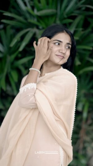 Malavika Manoj Instagram - 🍃

@labin_shn 📸
@amalmuhammedk ✂️

#anandsreebala