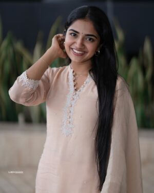 Malavika Manoj Instagram - ✨🦢

@labin_shn 📸