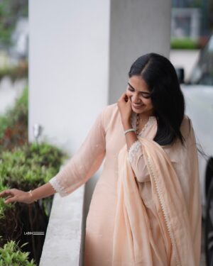 Malavika Manoj Instagram - ✨🦢

@labin_shn 📸