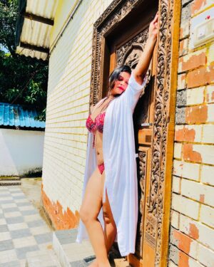 Malvika Tomar Instagram - Keeping it real, even when it’s not always easy..
.
.
.
.
#beauty #original #look #noedit #lookgreat #loveurself #biknilove #bebold #boldandbeautiful #pose #clicks #viralpost #portraitphotography #instalike #malvika