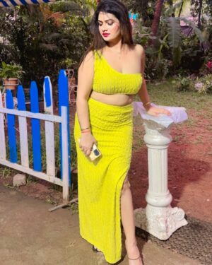 Malvika Tomar Instagram - Keep ur face always towards the sunshine, and shadows will fall  behind you 😊 good morning 😍.
.
.
.
.
.
#goodmorning #newpost #naturephotography #yellowdress #limelight #dressup #lookdodia #westernstyle #portraitphotography #style #goodmemes #goodvibes #haveaniceday #instalike #instamood #exploremore