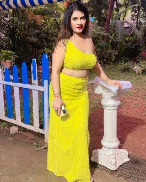 Malvika Tomar Instagram - Keep ur face always towards the sunshine, and shadows will fall  behind you 😊 good morning 😍.
.
.
.
.
.
#goodmorning #newpost #naturephotography #yellowdress #limelight #dressup #lookdodia #westernstyle #portraitphotography #style #goodmemes #goodvibes #haveaniceday #instalike #instamood #exploremore