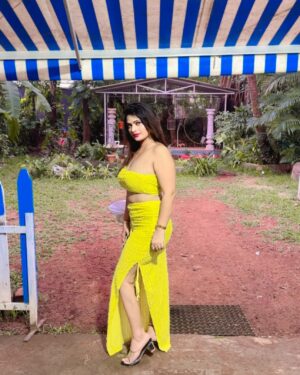 Malvika Tomar Instagram - Keep ur face always towards the sunshine, and shadows will fall  behind you 😊 good morning 😍.
.
.
.
.
.
#goodmorning #newpost #naturephotography #yellowdress #limelight #dressup #lookdodia #westernstyle #portraitphotography #style #goodmemes #goodvibes #haveaniceday #instalike #instamood #exploremore