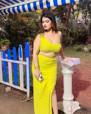 Malvika Tomar Instagram - Keep ur face always towards the sunshine, and shadows will fall  behind you 😊 good morning 😍.
.
.
.
.
.
#goodmorning #newpost #naturephotography #yellowdress #limelight #dressup #lookdodia #westernstyle #portraitphotography #style #goodmemes #goodvibes #haveaniceday #instalike #instamood #exploremore