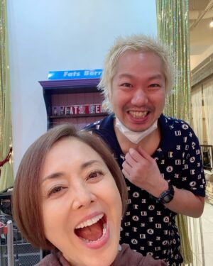 Mami Kumagai Instagram - 久しぶりに池尻の美容院
ファッツベリーチャムチャムへ

40代から浜松に来るまでずっと野口さん

久しぶりだったけど久しぶりじゃない感じ

嬉しかったなぁ、

ツヤッツヤにしてくれてありがとう！

また遊びに行きますね！

つもり話しもあるよね！
笑笑

#ファッツベリーチャムチャム
#熊谷真実
#野口さん
#今の2人と昔の2人