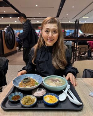 Mami Kumagai Instagram - 食べ物編

いやぁ

よく食べました。

王道の鼎泰豊

日本にもあるテンシャンフエィウエイ。

朝食もガッツリブッフェ
もちろん夜市での食べ歩き
と
やりたい放題やりました。

でもスイーツだけは我慢。
我ながら偉かった。笑笑
正直に言います。
最後に
おまんじゅう夜市で立ち食いしました