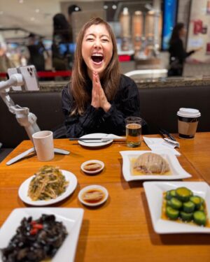Mami Kumagai Instagram - 食べ物編

いやぁ

よく食べました。

王道の鼎泰豊

日本にもあるテンシャンフエィウエイ。

朝食もガッツリブッフェ
もちろん夜市での食べ歩き
と
やりたい放題やりました。

でもスイーツだけは我慢。
我ながら偉かった。笑笑
正直に言います。
最後に
おまんじゅう夜市で立ち食いしました