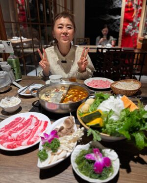 Mami Kumagai Instagram - 食べ物編

いやぁ

よく食べました。

王道の鼎泰豊

日本にもあるテンシャンフエィウエイ。

朝食もガッツリブッフェ
もちろん夜市での食べ歩き
と
やりたい放題やりました。

でもスイーツだけは我慢。
我ながら偉かった。笑笑
正直に言います。
最後に
おまんじゅう夜市で立ち食いしました