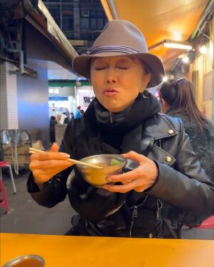 Mami Kumagai Instagram - 食べ物編

いやぁ

よく食べました。

王道の鼎泰豊

日本にもあるテンシャンフエィウエイ。

朝食もガッツリブッフェ
もちろん夜市での食べ歩き
と
やりたい放題やりました。

でもスイーツだけは我慢。
我ながら偉かった。笑笑
正直に言います。
最後に
おまんじゅう夜市で立ち食いしました