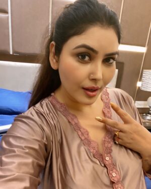 Mamta Rai Instagram - बड़े मुश्किल से संभाला है --
 अब हमने अपने आपको --
जरा लोगो को कह दो की हर रोज --
 मेरे दिल पे पत्थर ना मारा करे --MamtaRai ❤️thoughts