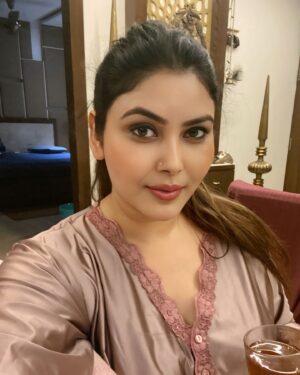 Mamta Rai Instagram - बड़े मुश्किल से संभाला है --
 अब हमने अपने आपको --
जरा लोगो को कह दो की हर रोज --
 मेरे दिल पे पत्थर ना मारा करे --MamtaRai ❤️thoughts