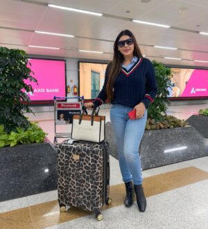 Mamta Rai Instagram - फुरसत मिले तो उनका हाल भी पूछ लिया करो —
 जिनके सीने में दिल की जगह —
 तुम धड़कते हो —#mamtaraithoughts 

#mamtarai46 #mamtarai #explorepage #christmas #airport #christmasdecor