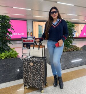 Mamta Rai Instagram - फुरसत मिले तो उनका हाल भी पूछ लिया करो —
 जिनके सीने में दिल की जगह —
 तुम धड़कते हो —#mamtaraithoughts 

#mamtarai46 #mamtarai #explorepage #christmas #airport #christmasdecor