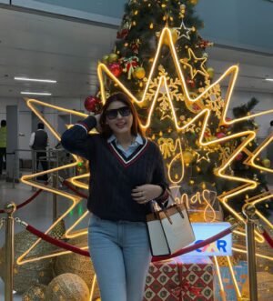 Mamta Rai Instagram - फुरसत मिले तो उनका हाल भी पूछ लिया करो —
 जिनके सीने में दिल की जगह —
 तुम धड़कते हो —#mamtaraithoughts 

#mamtarai46 #mamtarai #explorepage #christmas #airport #christmasdecor