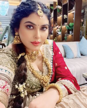 Mamta Rai Instagram - किसी से इतनी भी दिल्लगी न करना -
 की उसके गोद में सोने की आददत हो जाये —
एक दिन वो अगर छोड़ के चला गया ना —
तो आपको रेशम के तकिये पे भी नींद नहीं आयेगी -
 MamtaRai thoughts