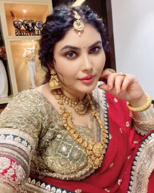 Mamta Rai Instagram - किसी से इतनी भी दिल्लगी न करना -
 की उसके गोद में सोने की आददत हो जाये —
एक दिन वो अगर छोड़ के चला गया ना —
तो आपको रेशम के तकिये पे भी नींद नहीं आयेगी -
 MamtaRai thoughts