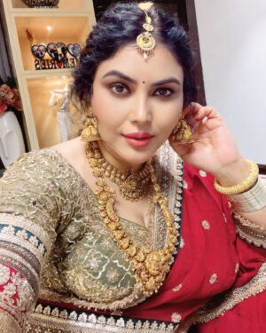 Mamta Rai Instagram - किसी से इतनी भी दिल्लगी न करना -
 की उसके गोद में सोने की आददत हो जाये —
एक दिन वो अगर छोड़ के चला गया ना —
तो आपको रेशम के तकिये पे भी नींद नहीं आयेगी -
 MamtaRai thoughts