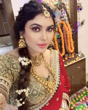 Mamta Rai Instagram - किसी से इतनी भी दिल्लगी न करना -
 की उसके गोद में सोने की आददत हो जाये —
एक दिन वो अगर छोड़ के चला गया ना —
तो आपको रेशम के तकिये पे भी नींद नहीं आयेगी -
 MamtaRai thoughts