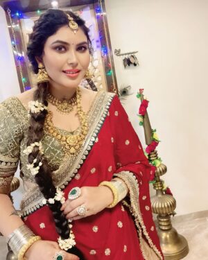 Mamta Rai Instagram - किसी से इतनी भी दिल्लगी न करना -
 की उसके गोद में सोने की आददत हो जाये —
एक दिन वो अगर छोड़ के चला गया ना —
तो आपको रेशम के तकिये पे भी नींद नहीं आयेगी -
 MamtaRai thoughts