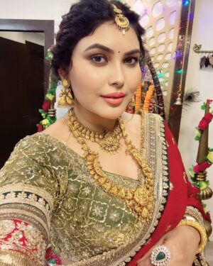 Mamta Rai Instagram - किसी से इतनी भी दिल्लगी न करना -
 की उसके गोद में सोने की आददत हो जाये —
एक दिन वो अगर छोड़ के चला गया ना —
तो आपको रेशम के तकिये पे भी नींद नहीं आयेगी -
 MamtaRai thoughts