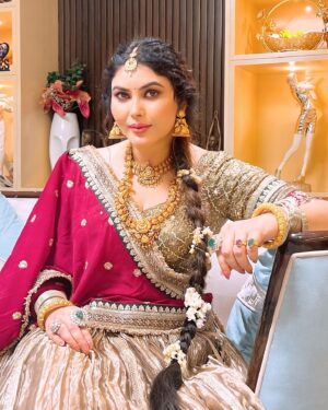 Mamta Rai Instagram - किसी से इतनी भी दिल्लगी न करना -
 की उसके गोद में सोने की आददत हो जाये —
एक दिन वो अगर छोड़ के चला गया ना —
तो आपको रेशम के तकिये पे भी नींद नहीं आयेगी -
 MamtaRai thoughts