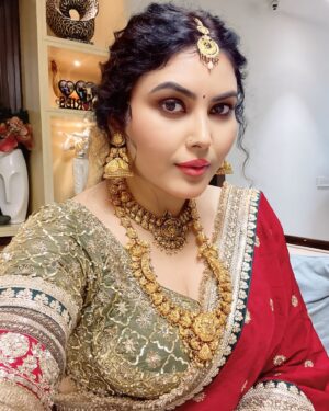 Mamta Rai Instagram - किसी से इतनी भी दिल्लगी न करना -
 की उसके गोद में सोने की आददत हो जाये —
एक दिन वो अगर छोड़ के चला गया ना —
तो आपको रेशम के तकिये पे भी नींद नहीं आयेगी -
 MamtaRai thoughts