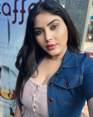 Mamta Rai Instagram - अगर बीमार ज़्यादा ही हो तो—
 प्यार कर लो—
ठीक हो जाओगे—
 अब डॉ के बस में नहीं —
 की 
तुम्हें ठीक कर पायेंगे—
#mamtarainewlook 
#mamtaraiwinterlook
#queenofkashi
#mamtarainewphoto 
#fb
#FBPage