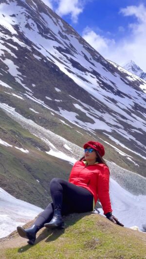 Mamta Rai Instagram - MamtaRai new reels Kashmir 🌲⛰️🗻

.
.#winteroutfit #wintertrip #kashmirtourism #kashmir #winter #winterfashion #mamtarai46 #mamtaraiwinterlook#instagram #instafashion #instabeauty #queenofkashi #instagood