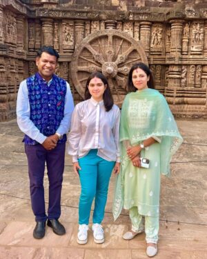 Manasi Salvi Instagram - Margashirsha First Thursday today….and Lord Jagannath’s calling 🙏🌼
My 9 year connection with the Lord..The Lord of the people..
A divine & emotional experience indeed. 

For me the Lord’s connection on earth is Omisha’s & mine unwavering bond with PadmaShree @sudarsansand Bhaina..

Humble beautiful selfless soul. 
Beautiful clicks by him on the magnanimous Chandrabhaga beach and at the Majestic Konark Temple. 
His good intention to support sand artists internationally & nationally. A visit at the #sandartfestival was supremely inspiring with artists from different countries participating in. 
#Puri #Odisha #Sudarsanpattanaik #Konark 

Sinking it all in. 
Jai Jaganantha. 🙏🌼

Thank you my dearest @mystical.rashmi @plutusvoyages for a flawless itinerary as always🤗

Thank you @zara_haya_ul_deen 🤗