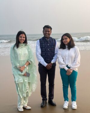 Manasi Salvi Instagram - Margashirsha First Thursday today….and Lord Jagannath’s calling 🙏🌼
My 9 year connection with the Lord..The Lord of the people..
A divine & emotional experience indeed. 

For me the Lord’s connection on earth is Omisha’s & mine unwavering bond with PadmaShree @sudarsansand Bhaina..

Humble beautiful selfless soul. 
Beautiful clicks by him on the magnanimous Chandrabhaga beach and at the Majestic Konark Temple. 
His good intention to support sand artists internationally & nationally. A visit at the #sandartfestival was supremely inspiring with artists from different countries participating in. 
#Puri #Odisha #Sudarsanpattanaik #Konark 

Sinking it all in. 
Jai Jaganantha. 🙏🌼

Thank you my dearest @mystical.rashmi @plutusvoyages for a flawless itinerary as always🤗

Thank you @zara_haya_ul_deen 🤗