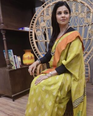 Manasi Salvi Instagram - Yellow vibes 💛

#ghumhaikisikeypyaarmeiin

Hairstylist @yasmeenkhan78666