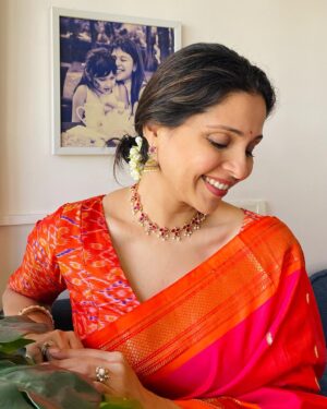 Manasi Salvi Instagram - गुढीपाडवा व हिंदू नववर्षाच्या शुभेच्छा 🙏🌼

नवरात्रीच्या हार्दिक शुभेच्छा 🙏🌹

This Gudi Padwa adorning this Maratha Royal Beauty. 
Paithani : Pride of Maharashtra !

Paithani sarees are one of the royal sarees of Maharashtra. Pure silk Paithani saree reflects the cultural importance and history of Marathas valiantly. Affectionately referred to by locals as the Queen of Sarees.

Pure silk paithani handcrafted on the handlooms of Paithan is a textile treasure!  While market is flooded with fake versions its really important to #shopright and #conserve our Heritage 🌹 

Saree by @nikayifashionstudio 
@mrunmayiavachat 
 
Styling @tanmay_jangam
photo courtesy @omisha_prabhu
Missing you @yasmeenkhan78666 

#gudhipadwa #vocalforlocal #homegrown #silk #myhandloommypride #handloom #sareelove