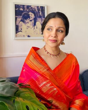 Manasi Salvi Instagram - गुढीपाडवा व हिंदू नववर्षाच्या शुभेच्छा 🙏🌼

नवरात्रीच्या हार्दिक शुभेच्छा 🙏🌹

This Gudi Padwa adorning this Maratha Royal Beauty. 
Paithani : Pride of Maharashtra !

Paithani sarees are one of the royal sarees of Maharashtra. Pure silk Paithani saree reflects the cultural importance and history of Marathas valiantly. Affectionately referred to by locals as the Queen of Sarees.

Pure silk paithani handcrafted on the handlooms of Paithan is a textile treasure!  While market is flooded with fake versions its really important to #shopright and #conserve our Heritage 🌹 

Saree by @nikayifashionstudio 
@mrunmayiavachat 
 
Styling @tanmay_jangam
photo courtesy @omisha_prabhu
Missing you @yasmeenkhan78666 

#gudhipadwa #vocalforlocal #homegrown #silk #myhandloommypride #handloom #sareelove