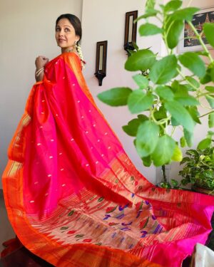 Manasi Salvi Instagram - गुढीपाडवा व हिंदू नववर्षाच्या शुभेच्छा 🙏🌼

नवरात्रीच्या हार्दिक शुभेच्छा 🙏🌹

This Gudi Padwa adorning this Maratha Royal Beauty. 
Paithani : Pride of Maharashtra !

Paithani sarees are one of the royal sarees of Maharashtra. Pure silk Paithani saree reflects the cultural importance and history of Marathas valiantly. Affectionately referred to by locals as the Queen of Sarees.

Pure silk paithani handcrafted on the handlooms of Paithan is a textile treasure!  While market is flooded with fake versions its really important to #shopright and #conserve our Heritage 🌹 

Saree by @nikayifashionstudio 
@mrunmayiavachat 
 
Styling @tanmay_jangam
photo courtesy @omisha_prabhu
Missing you @yasmeenkhan78666 

#gudhipadwa #vocalforlocal #homegrown #silk #myhandloommypride #handloom #sareelove